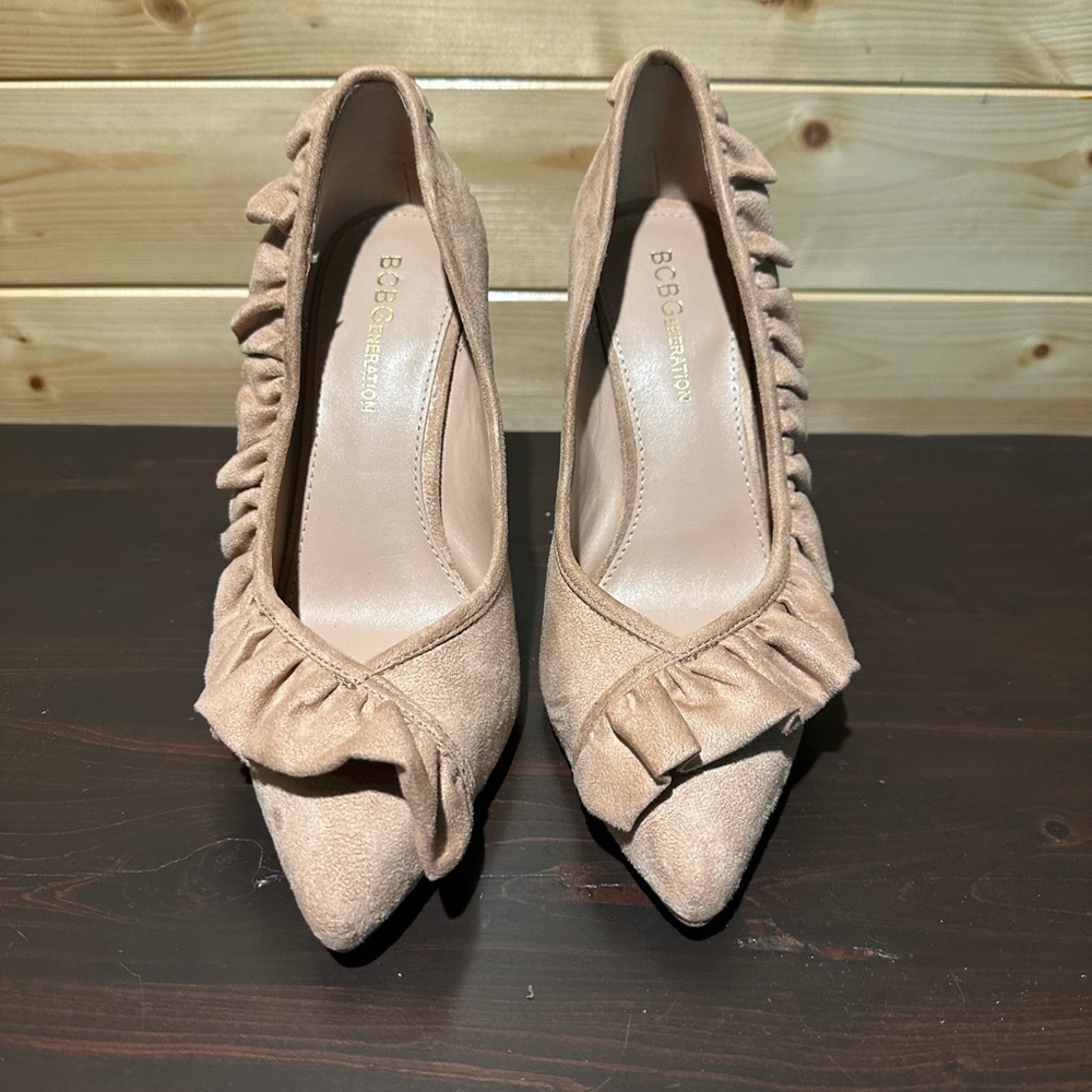 Brand new BCBG beige Hana ruffle pumps size 5 1/2